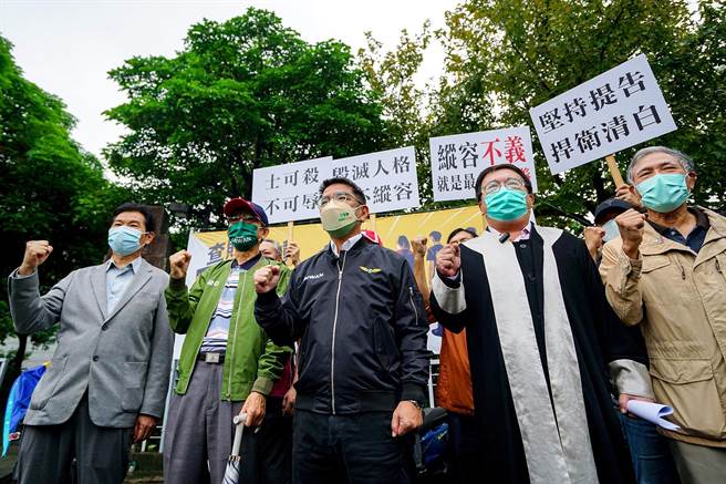 民进党宜兰县长候选人江聪渊（中）今赴地检署控告宜兰县长林姿妙等4人妨害名誉、违反选罢法。（李忠一摄）