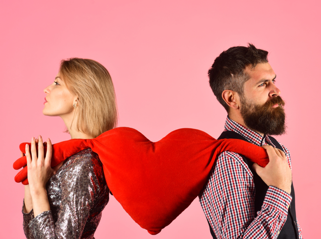 天秤座、处女座、水瓶座常常与爱情擦肩而过，因常常顾虑太多和拿不定主意，导致错过在一起的最好时机。（示意图／Shutterstock）
