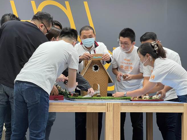 侯友宜和8位首度参选候选人一起搭建姜饼屋。（王扬杰摄）