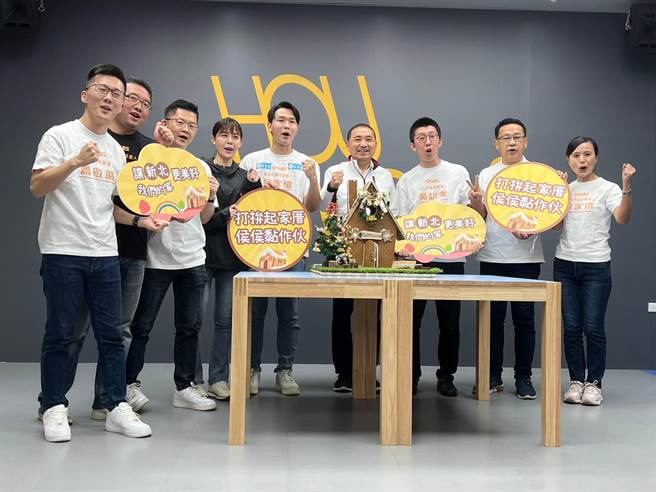 侯友宜和8位首度参选候选人一起搭建姜饼屋。（王扬杰摄）