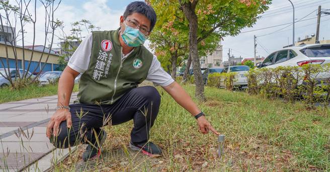 民进党朴子市长候选人涂建轩实勘朴子市铁支路公园。（涂建轩团队提供／廖素慧嘉县传真）