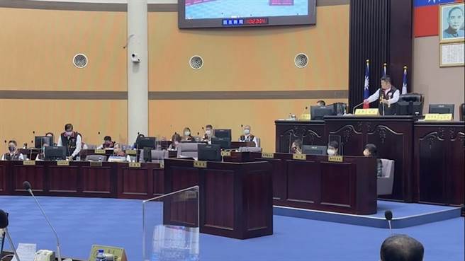 議長張峻怒斥官員席上的民政處長林金虎，動員公廟團體「恐嚇」議會，當場要他「出去」。（民眾提供）