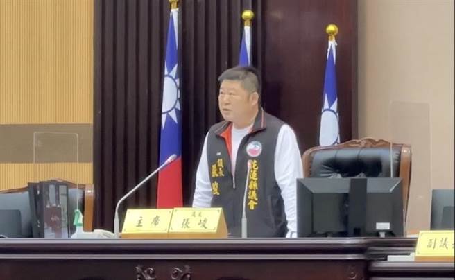 議長張峻氣憤說縣府竟然動用團體施壓恐嚇議會。（民眾提供）
