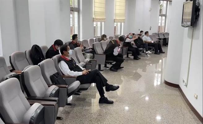 民政處長林金虎離開議場，就坐在議場後方的等待區，默默地看著議會直播拒絕受訪。（民眾提供）