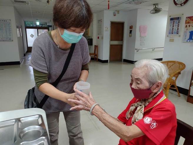 在高雄市政府社會局仁愛之家擔任安心即時上工的阿美，在工作期間看見仁愛之家照顧團隊在面對疫情的艱難時刻，時時刻刻都以照顧好每一位長輩為己任的態度，而深受感動，進而決定加入仁愛之家照顧服務員行列。(高雄市社會局提供／林雅惠傳真)