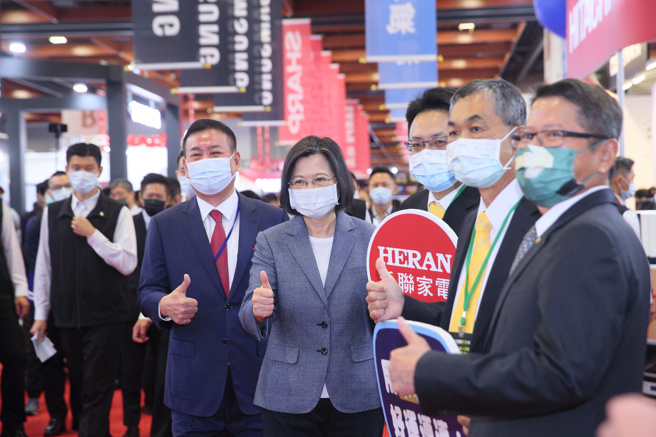 蔡英文总统（中）4日出席「2022台北电器空调影音3C展」，蔡总统表示，这是她今年第4次参加公会举办的电器展，感谢公会用心规划，每次都邀请许多国内外知名厂牌参展，也透过许多优惠活动带动大家的买气。（张铠乙摄）
