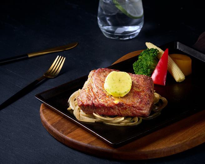 （抢攻恋人约会商机，「西堤牛排」经典套餐＋1元即可将主餐升级价值129元酥烤牛排。图／西堤牛排提供）