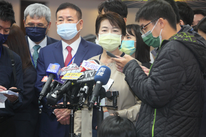 首都市长选战激烈，民进党台北市长候选人陈时中日前间呛无党籍台北市长候选人黄珊珊（中）寄生在民眾党，黄怒斥陈时中每天喷口水，4日再气愤回应，都没说他寄生卫福部了，强调若要讲品格教育，陈时中不合格，甚至比不上台北市议员王世坚。（张铠乙摄）