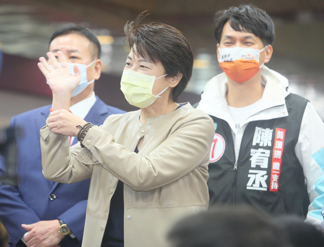 高端疫苗上月底踩线完成保护效益资料补件，卫福部食药署近日召开保护效益评估专家会议，并于3日深夜宣布接种后对中重症、死亡具有保护效益，因此保住EUA。无党籍台北市长候选人黄珊珊（中）4日被问及此事，表示对于高端中央会怎么做大家已经不意外，重点是高端战士出不了国，身体健康才是问题。（张铠乙摄）