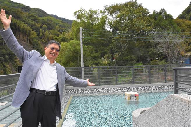 新竹县长杨文科邀请大家来尖石秀峦泡温泉。（新竹县府提供／邱立雅竹县传真）