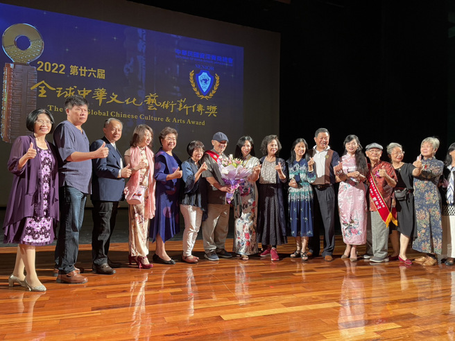 担任义守大学数媒系专业技术教师的艺术家魏滔(中)，荣获2022全球中华文化艺术薪传奖肯定。(照片/义守大学提供)