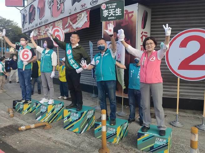 民進黨台中市長候選人蔡其昌4日早晨再次來到大里「全面開站」，蔡其昌表示1周內二度來到大里僅是出於人、車流量因素，並無其他意涵。（潘虹恩攝）