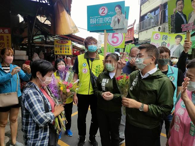 民進黨台中市長候選人蔡其昌隨後接連拜訪3市場，他表示，若當選市長將增加市場預算，重新整建傳統市場，讓攤商與民眾都有更好、更優質的環境。（潘虹恩攝）