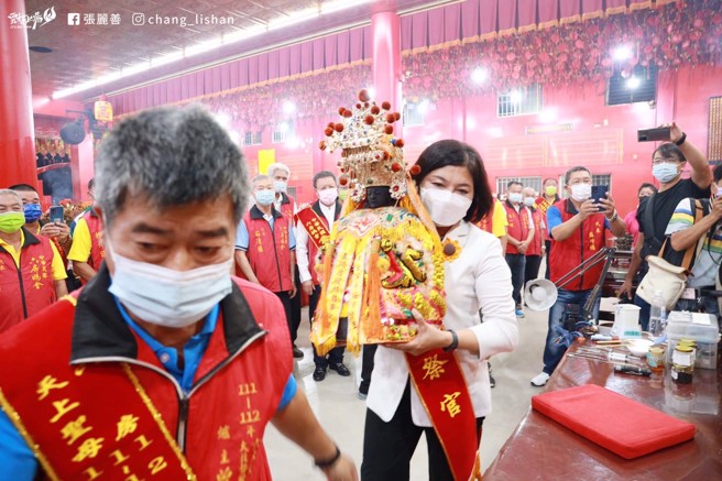 张丽善到到大北势股红坛 参加修容庆成典礼。(取自张丽善脸书)