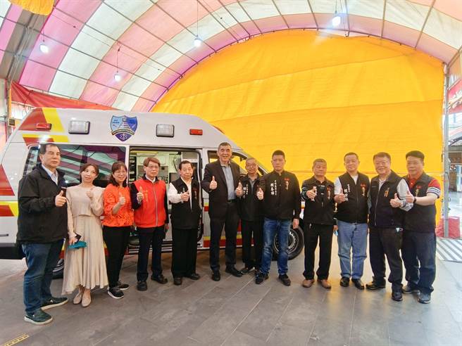 板桥接云寺及信眾共同捐赠新北市消防局救护车。（新北市消防局提供）