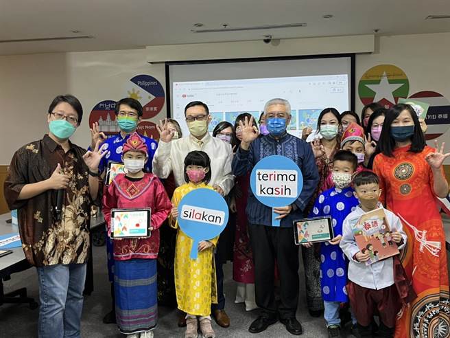 桃园市新住民人口数为全国第4名，111学年度国中小新住民语文开班数达1170班，选修学生更高达3000多人，开班率连4年全国第一，首创新住民语文互动教学影片「七国新声道」今正式上架。（陈梦茹摄）