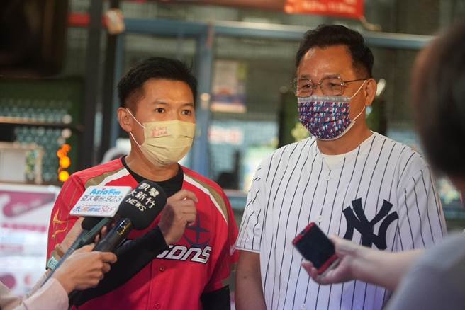 国民党新竹市长候选人林耕仁4日与国民党文传会副主委、东区议员候选人何志勇等人一同来到巨城大鲁阁棒球打击练习场。（林耕仁团队提供／王惠慧新竹传真）