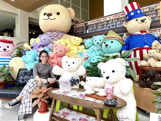 新营文化中心这次与佳驰国际公司合作，取得知名的经典泰迪熊授权，展出各式大大小小的「熊宝宝」。（张毓翎摄）