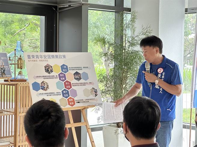 台东县议员、国民党籍台东市长候选人陈铭风4日提出青年政策。（蔡旻妤摄）