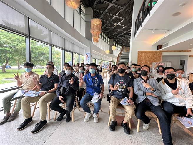 台东县议员、国民党籍台东市长候选人陈铭风4日提出青年政策。（蔡旻妤摄）