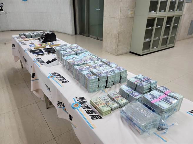 警方查扣到现金4284万多元、虚拟货币泰达币约2.06亿元，及日币、美金、人民币、港币、欧元等赃证物。(林郁平摄)