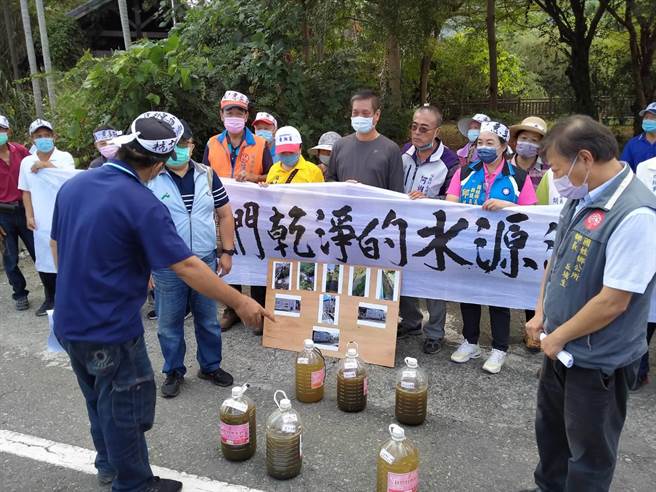 国姓乡民指控「包您勇养鹿场」乱排废水，不仅污染水源，空气中也瀰漫水鹿的屎尿臭味。（民眾提供／杨静茹南投传真）