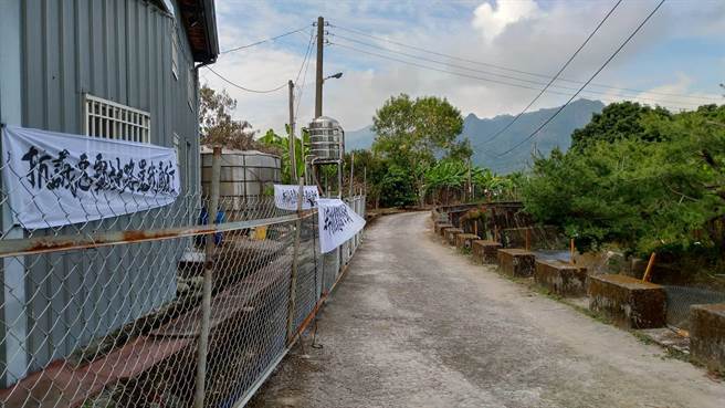 国姓乡民在「包您勇养鹿场」外拉布条抗议。（民眾提供／杨静茹南投传真）
