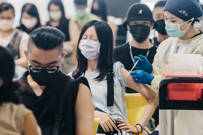 指揮中心公布4大疫苗保護力。圖為民眾打疫苗的畫面。（本報系資料照）