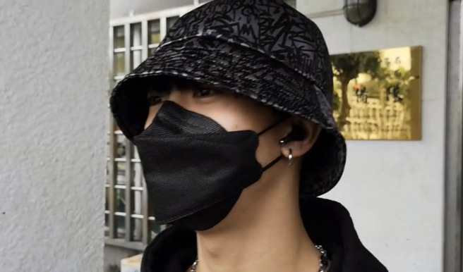 「小孩」今在亲友、律师陪同下前往新北市中和分局制作笔录，事后接受访问说「一切交给律师处理」。（李奇叡翻摄）