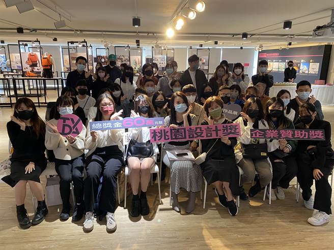 桃市府青年局办理第4届桃园设计奖，初选共有26组作品入围，今起在中坜新明市场6楼桃园设计库展出。（蔡明亘摄）