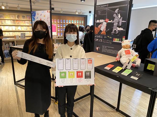 入围产品与工业设计组的作品「快速检伤分类贴纸」由沈筠雅（右）、洪允昀（左）共同设计。（蔡明亘摄）