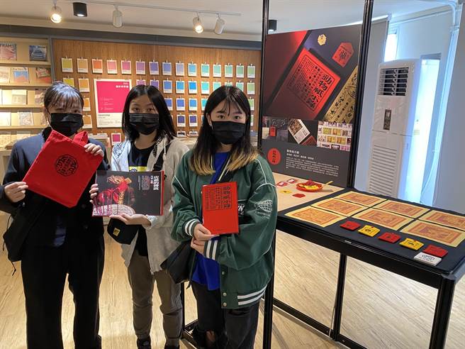 入围视觉与商业设计组的《动物祇示录》由曾琬绫（中）、何芷寧（右）、锺宜蓁（左）与秦靖诒共同设计。（蔡明亘摄）