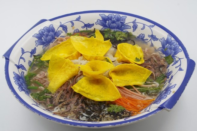 牡丹燕菜是水席的代表菜品之一。味道清淡，但是细细品尝有清香，进店必点。（图／朱明甫摄）