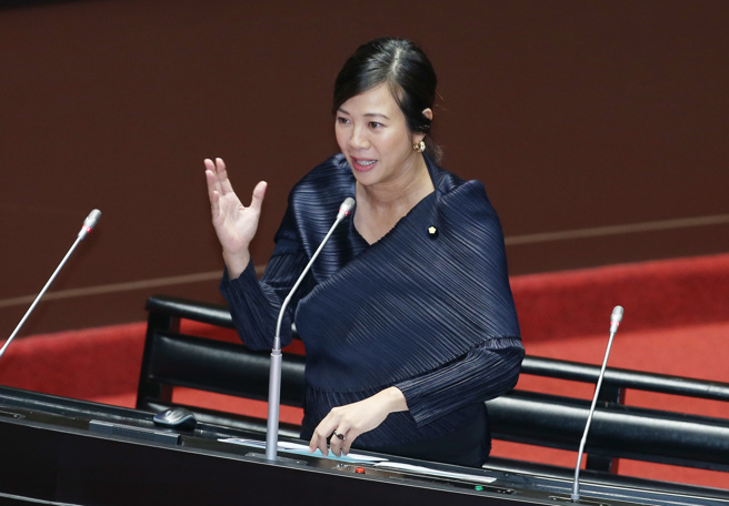 民眾党立委吴欣盈下午初登板质询。吴以台湾国际竞争力破题，直言「台湾最富有的20％与最穷的20％差距愈来愈大，这部分对我来说，是比较担忧的」。（姚志平摄）
