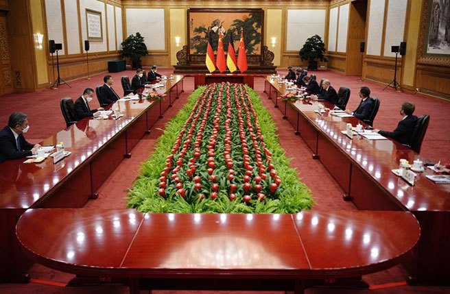 德国总理萧兹率领成员多为德国大企业CEO的经济代表团，在人民大会堂与中方举行会谈。(美联社)