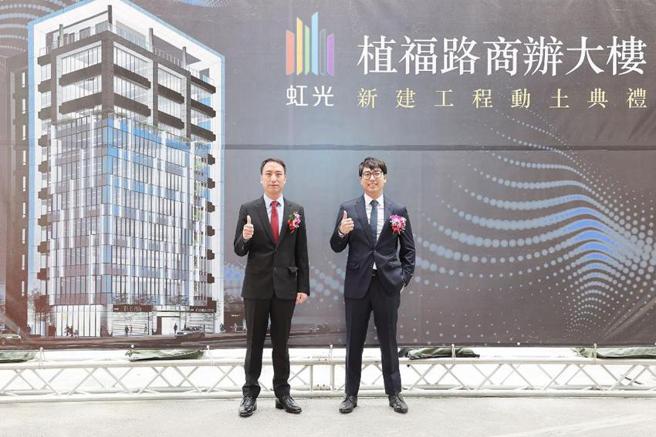 （宋大江(左)、宋大华(右)今天主持台北市大直商办大楼开工典礼，宣示家族加码台湾房地产。图∕业者提供）