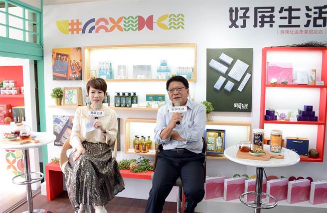 屏东县长潘孟安(右)侃侃而谈，分享屏东农再社区产业近8年来的里程碑，与成功背后心路歷程。(林和生摄)