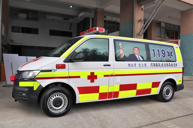 这辆救护车为福斯T6进口车，并将随车配备AED、救护车用抗震生理监视仪、到院前12导程心电图机及电子化救护纪录平板电脑等新式装备器材。（张茂雄摄）