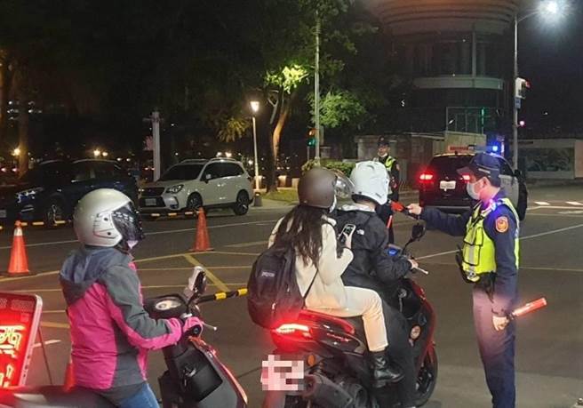 高雄市为遏止酒驾，首创民眾能向警方检举，成功查获最高有3000元奖励金。（翻摄照片／崔正纲高雄传真）