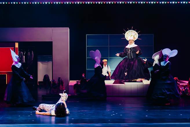 享誉国际的偶戏艺术家、大陆布袋戏世家第五代传人杨辉，把传统和现代的界线放一旁，和台湾的阮剧团、多位台湾布袋戏演师合作，推出结合真人演员和偶戏、即时投影的作品《钓虾场的十日谈》，大玩剧场创意，巡演站到了高雄。（卫武营国家艺术文化中心提供）