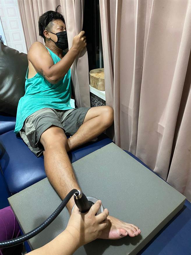 健志直摔落地造成脚严重扭伤。（灰人文化提供）