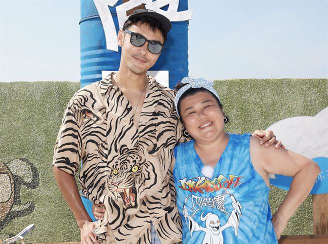 阮经天（左）、林美秀多年后在萤幕前聚首。（灰人文化提供）