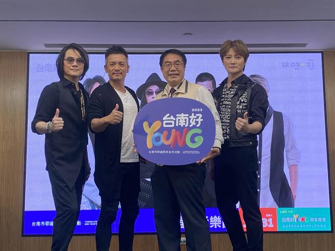 台南市长黄伟哲与「造梦者乐团」的陈建寧(左一)、范逸臣(左二)及阿沁(右)合影。(曹婷婷摄)