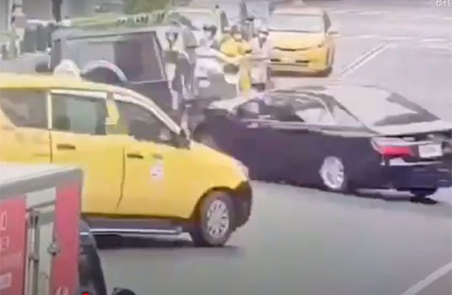 4日上午10时许宾士G系列休旅车左转弯，与直行自小客车与机车碰撞。(影片翻拍)