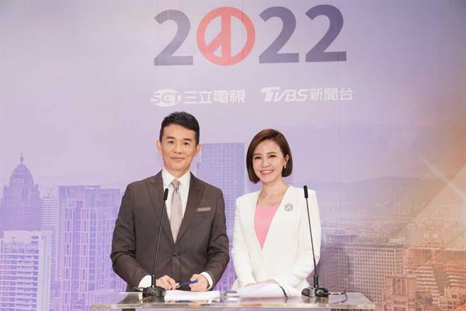 谢向荣（左）、王偊菁担任北市长选举辩论会主持人。（TVBS、三立提供）