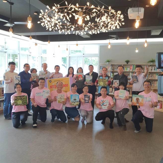 苗栗县公馆国中第1届校友捐赠图书给母校，并在4日校庆当天举行捐赠仪式。（公馆国中提供／谢明俊苗栗传真）