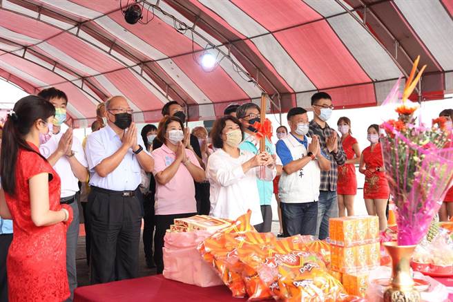 嘉義市長黃敏惠（中 ）為中央大排通港橋改建工程開工祈福。（廖素慧攝）