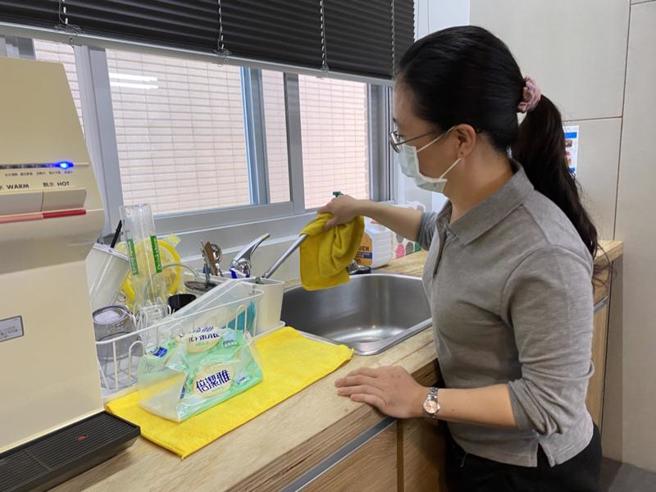 台中市38岁妇人小惠罹患年轻型失智症，虽具有工作能力，却因记忆力退化而影响职场能力，台中市劳工局协助打造友善职场，小惠至今已稳定就业2年多。（图/ 中央社）