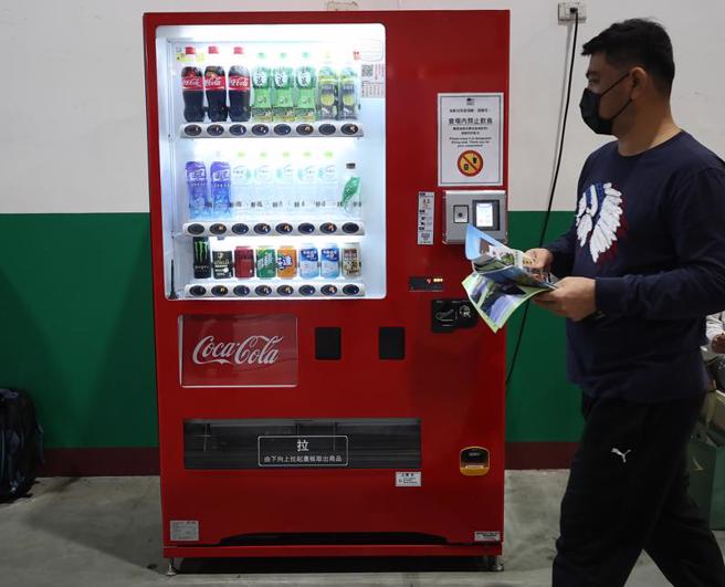 食品、饮料及停车费自动贩卖机，将需逐笔开立统一发票给民眾，但考量业者需要时间更改设备或程式，财政部订有1年或6年辅导期。图为位于台北南港展览馆1馆的饮料自动贩卖机。（图/中央社）