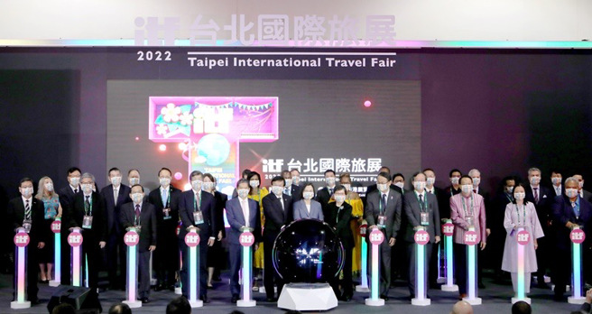 2022 ITF台北国际旅展今(4)日正式开幕，总统蔡英文(图中)与多国代表一同出席开幕典礼。(照片/台湾观光协会提供)